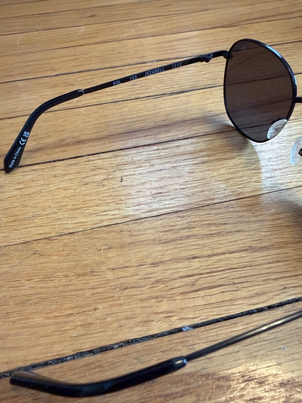quay jezabell style all black sunglasses - Picture 4 of 5